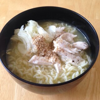 酢玉ねぎと蒸し鶏de塩ラーメン♪